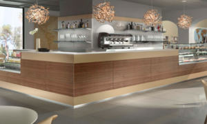 Bancone bar con rivestimento in Polyrey modello SkyLine